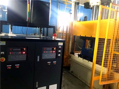 冷熱油切換模溫機的優點？「歐能機械」從碳纖維模壓成型說起