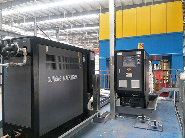 隔熱墊成型模溫機，為汽車內飾件提供控溫解決方案